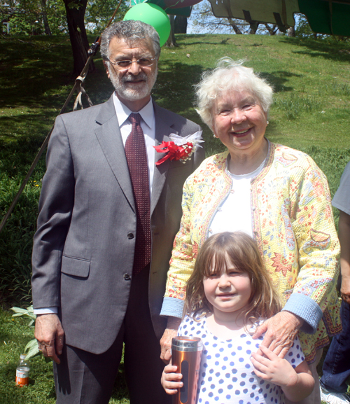 Mayor Jackson with Estonian Garden delegate Erika Puussaar and her granddaughter