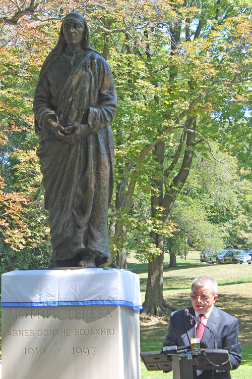 Adem Meta and Mother Teresa statue