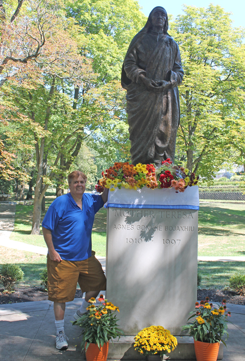 Dan Hanson with statue of Mother Teresa