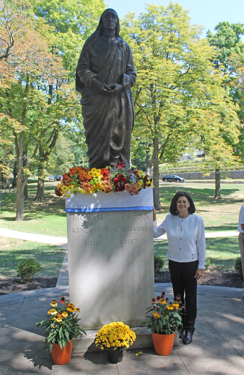 Dona Brady with Mother Teresa statue