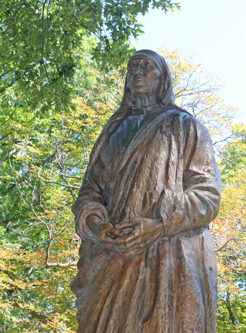 Mother Teresa statue