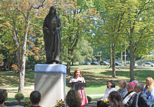 Sheila Murphy Crawford and Mother Teresa statue