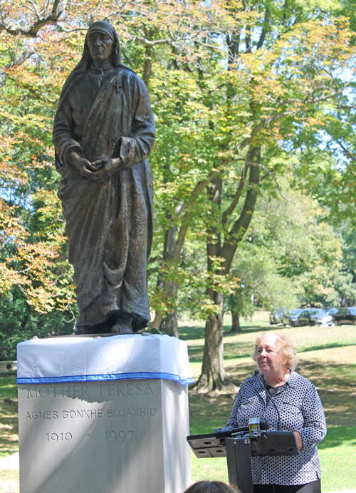 Sister Kathleen Ryan and Mother Teresa statue