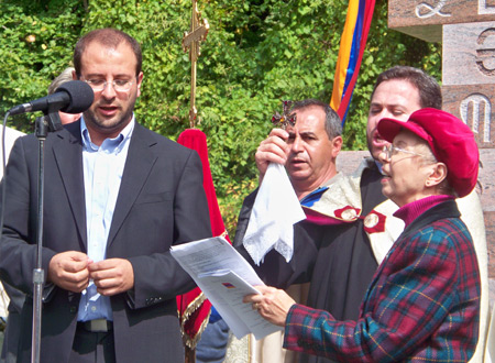 Sue Mirakian and Deacon Artak Khachikyan led the crowd in the singing of the Armenian National Anthem