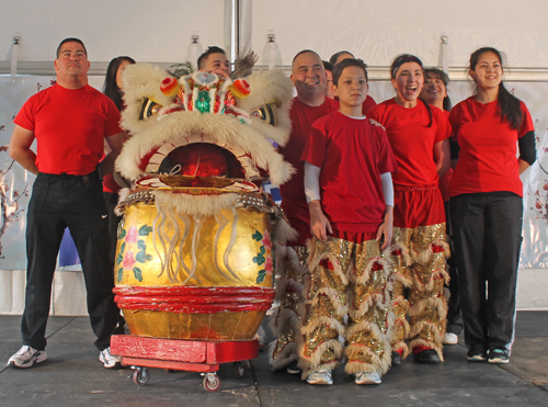  Kwan Family Lion Dance