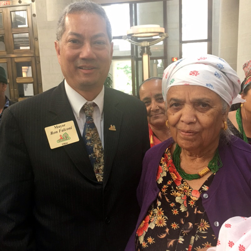 Mayor Ron Falconi and a Bhutanese refugee