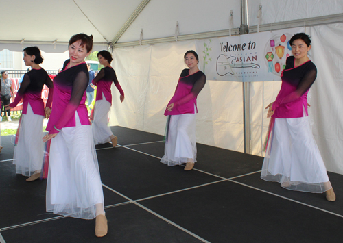 graceful Chinese Ladies Dance