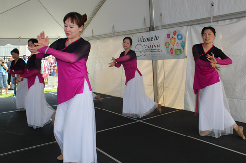 graceful Chinese Ladies Dance