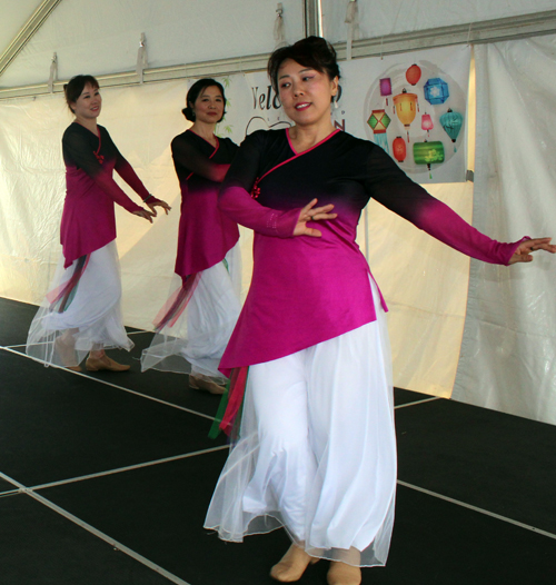 graceful Chinese Ladies Dance