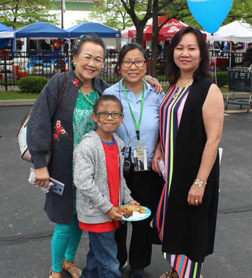 Gia Hoa Ryan and sister with Siu Yan Scott and son