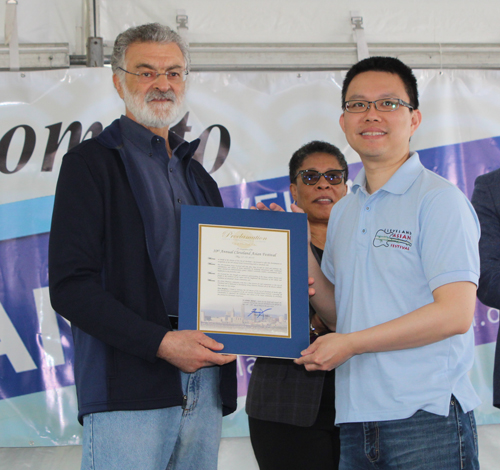 Mayor Frank Jackson gives Vi Huynh a proclamation