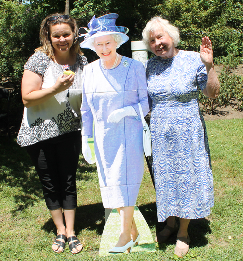 Teevi Champa and Erika Puussaar pose with the Queen