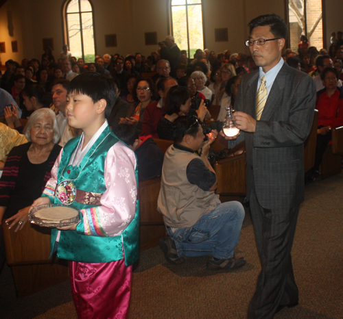 Offertory at Asian Catholic Mass in Cleveland