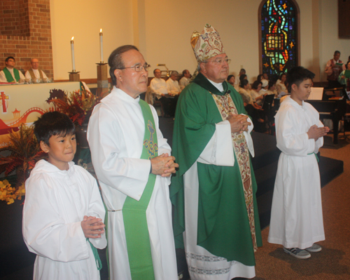 Offertory at Asian Catholic Mass in Cleveland