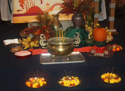 Offertory at Asian Catholic Mass in Cleveland