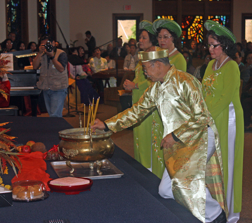 Offertory at Asian Catholic Mass in Cleveland