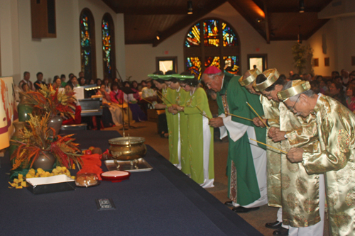 Offertory at Asian Catholic Mass in Cleveland