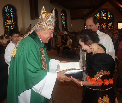 Offertory at Asian Catholic Mass in Cleveland