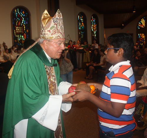 Offertory at Asian Catholic Mass in Cleveland