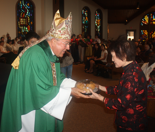 Offertory at Asian Catholic Mass in Cleveland