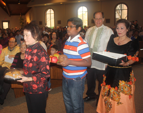 Offertory at Asian Catholic Mass in Cleveland