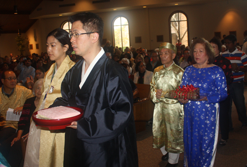 Offertory at Asian Catholic Mass in Cleveland