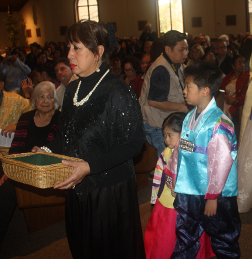 Offertory at Asian Catholic Mass in Cleveland