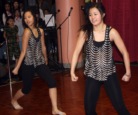 Dancers from from Cleveland Contemporary Chinese Culture Association 