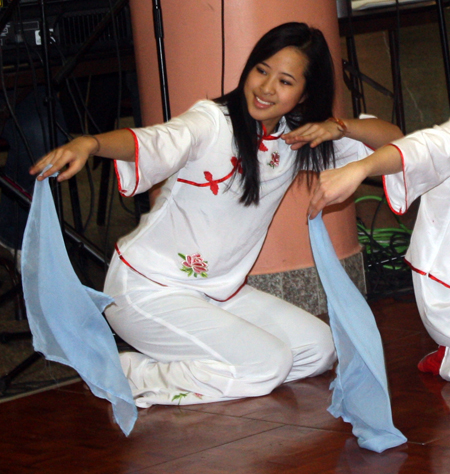 Young girls from Cleveland Contemporary Chinese Culture Association performed a Water dance