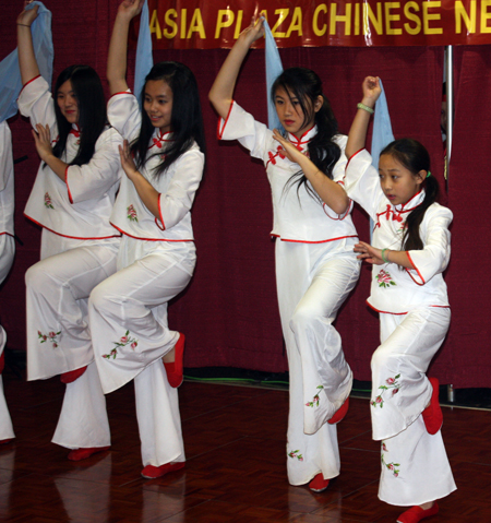 Young girls from Cleveland Contemporary Chinese Culture Association performed a Water dance