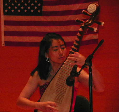 Yang Jin playing pipa