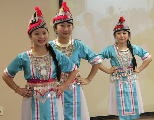 Paj Twag Tshiab Hmong Dance (Blooming Flower) 