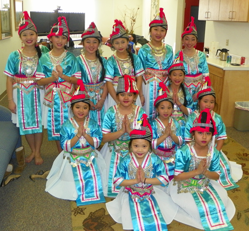 Paj Twag Tshiab Hmong Dance (Blooming Flower) 