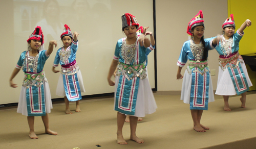 Paj Twag Tshiab Hmong Dance (Blooming Flower) 