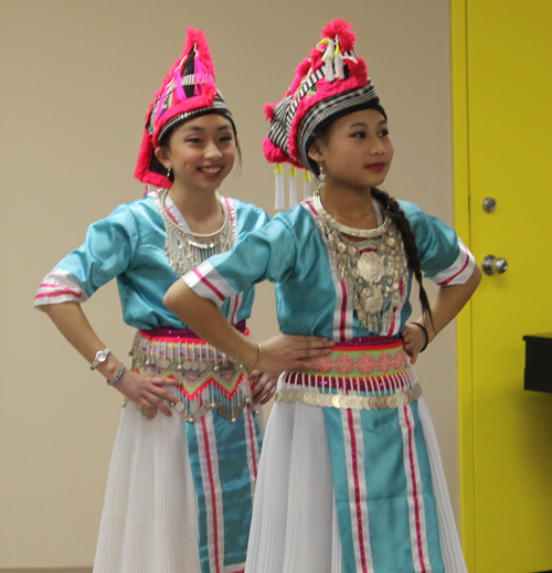 Paj Twag Tshiab Hmong Dance (Blooming Flower) 