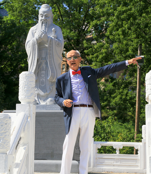 Anthony Yen in front of Confucius