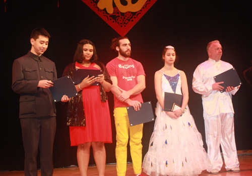 Anthony Yen and  Xuhong Zhang from Confucius Institute give awards to performers