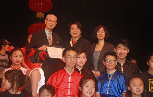 Anthony Yen and  Xuhong Zhang from Confucius Institute give awards to performers