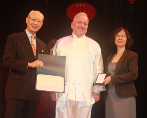 Anthony Yen and  Xuhong Zhang from Confucius Institute give awards to performers