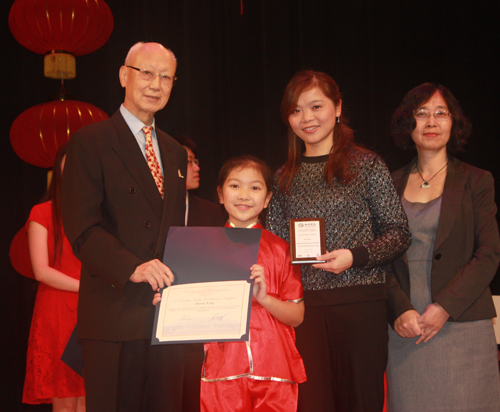 Anthony Yen and  Xuhong Zhang from Confucius Institute give awards to performers