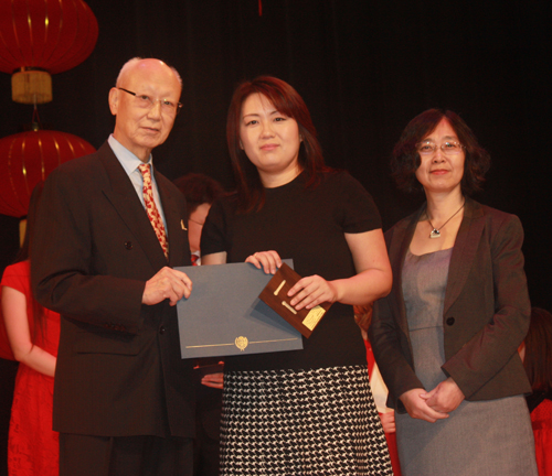 Anthony Yen and  Xuhong Zhang from Confucius Institute give awards to performers