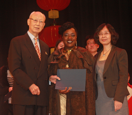 Anthony Yen and  Xuhong Zhang from Confucius Institute give awards to performers