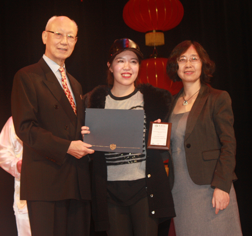 Anthony Yen and  Xuhong Zhang from Confucius Institute give awards to performers