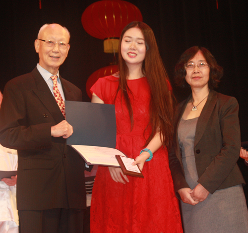 Anthony Yen and  Xuhong Zhang from Confucius Institute give awards to performers