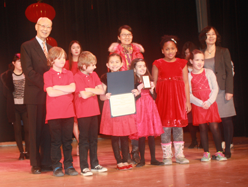 Anthony Yen and  Xuhong Zhang from Confucius Institute give awards to performers