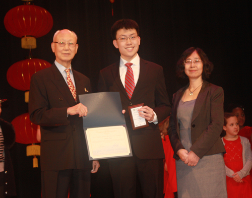 Anthony Yen and  Xuhong Zhang from Confucius Institute give awards to performers