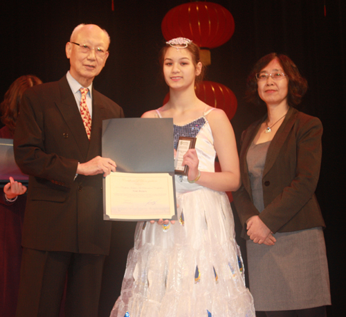 Anthony Yen and  Xuhong Zhang from Confucius Institute give awards to performers