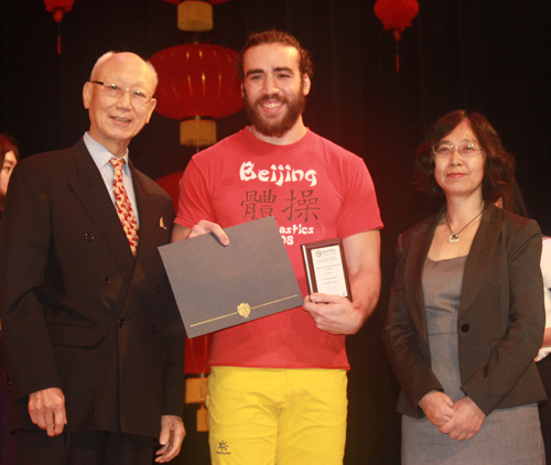 Anthony Yen and  Xuhong Zhang from Confucius Institute give awards to performers