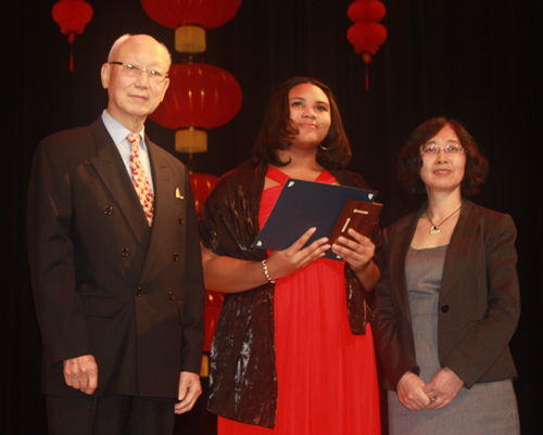 Anthony Yen and  Xuhong Zhang from Confucius Institute give awards to performers