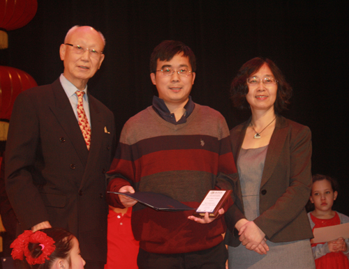 Anthony Yen and  Xuhong Zhang from Confucius Institute give awards to performers